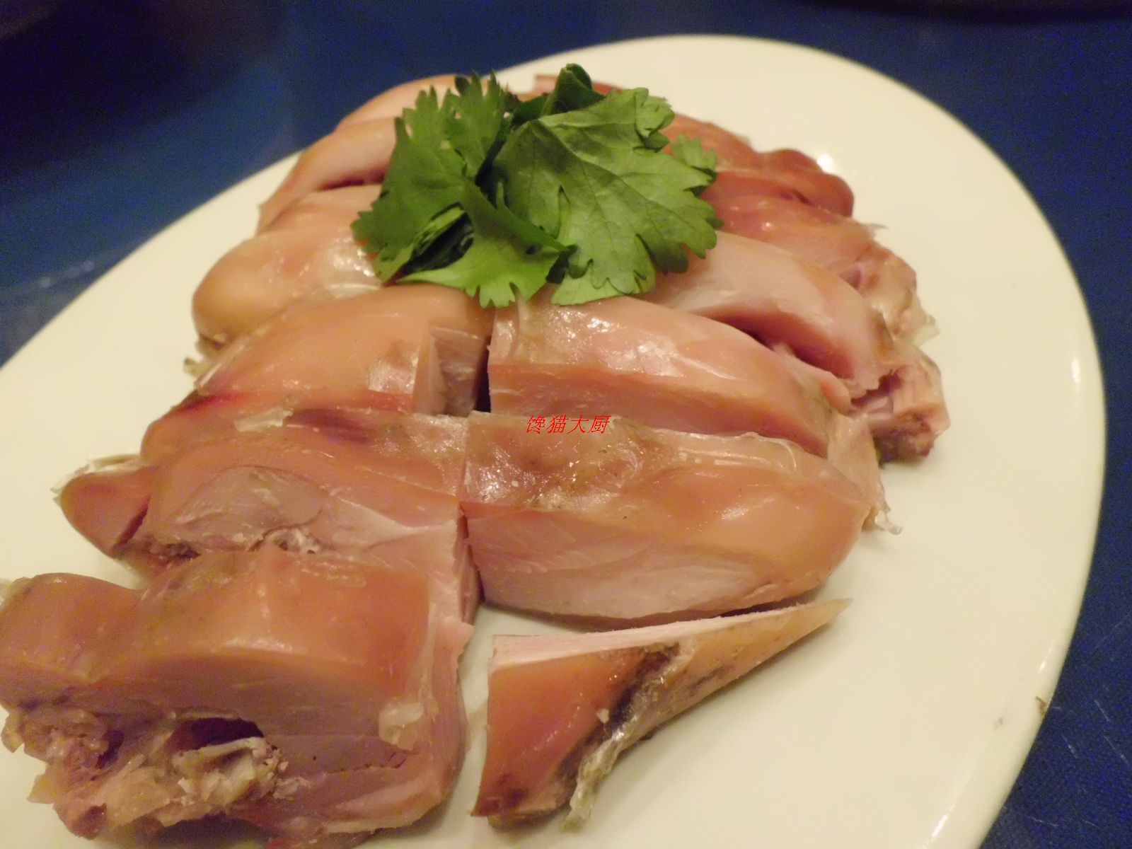  p>风鸡又名带毛风鸡,是正宗农家土菜之一,采用风干的方式将大公鸡腌