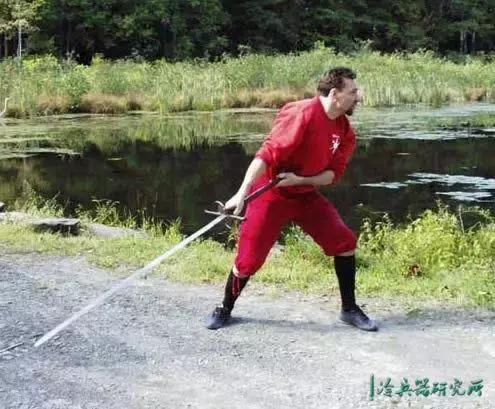 看似笨重的双手巨剑竟是欧洲中世纪最灵活的决斗武器？_百科TA说