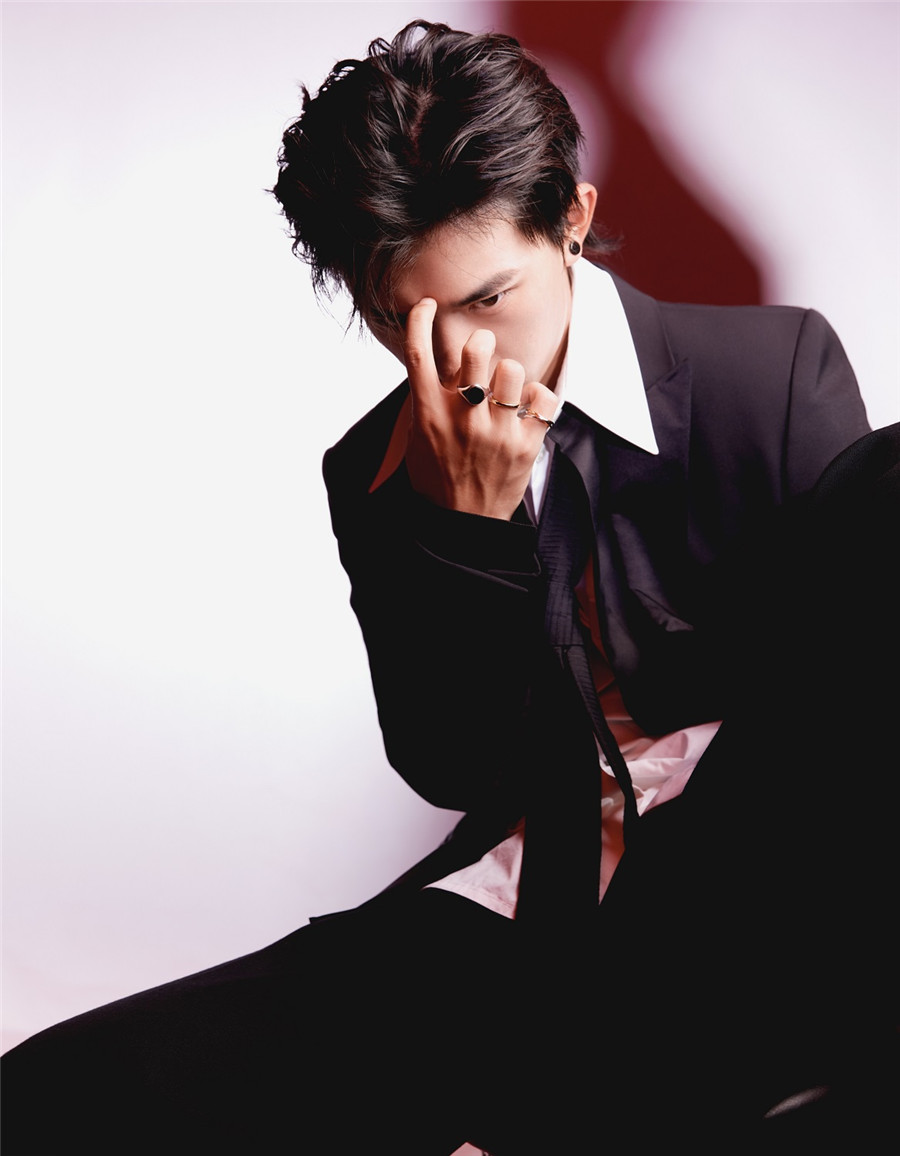  p>易烊千玺,2000年11月28日生于湖南怀化,中国内地男演员,歌手,舞者