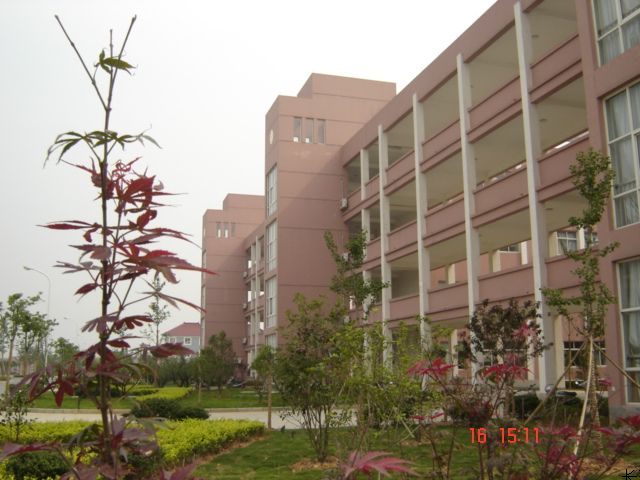  p>长兴金陵高级中学占地318亩,建筑面积八万多平方米,建有教学楼