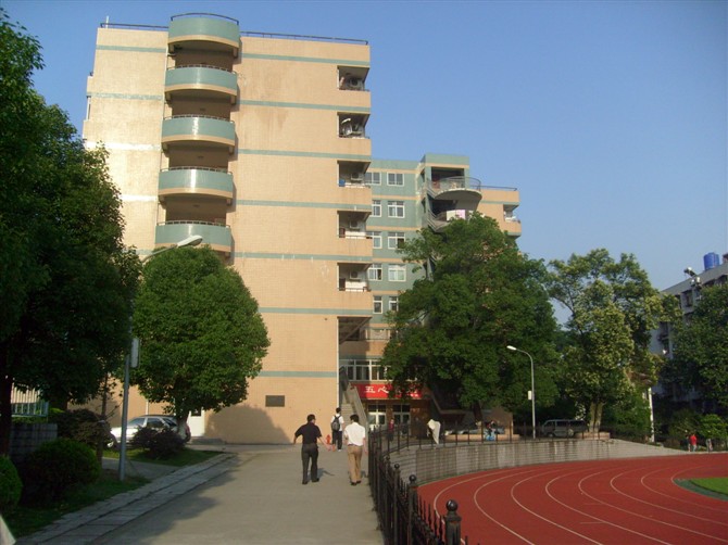  p>武汉市第十四中学是湖北省一所历史悠久的重点中学.