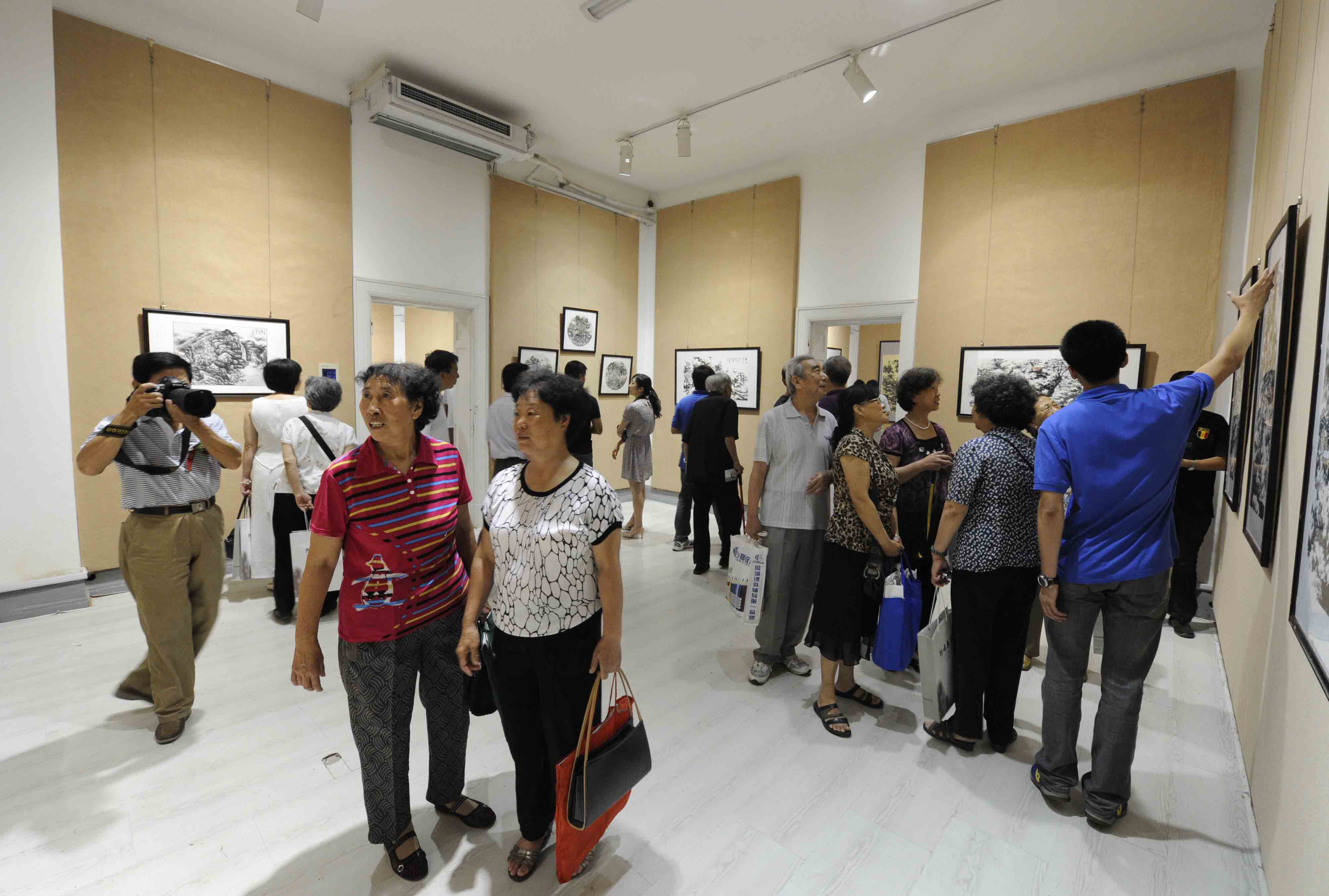  p>旭峰画廊,现改名为旭峰美术馆,位于青岛市市北区中心区域,交通便利