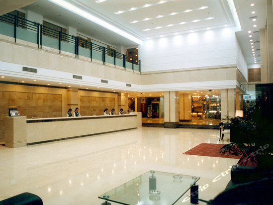  p data-id="gnhg80fla2">深圳迎宾馆坐落在东门商业区,1988年开业