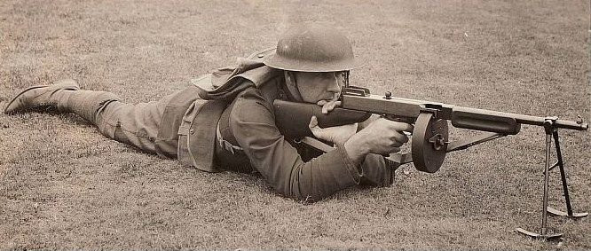 thompson submachinegun,又称:汤姆逊冲锋枪,绰号:tommy gun,译文