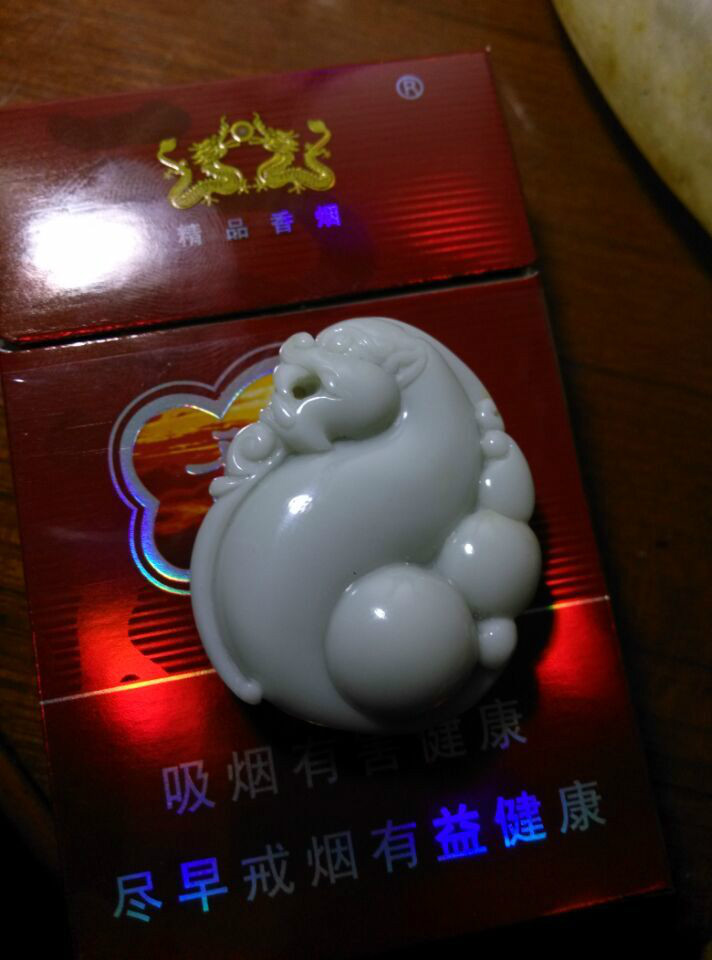  p>石英岩玉是由粒状石英集合体组成的致密块体,石英含量在90%以上