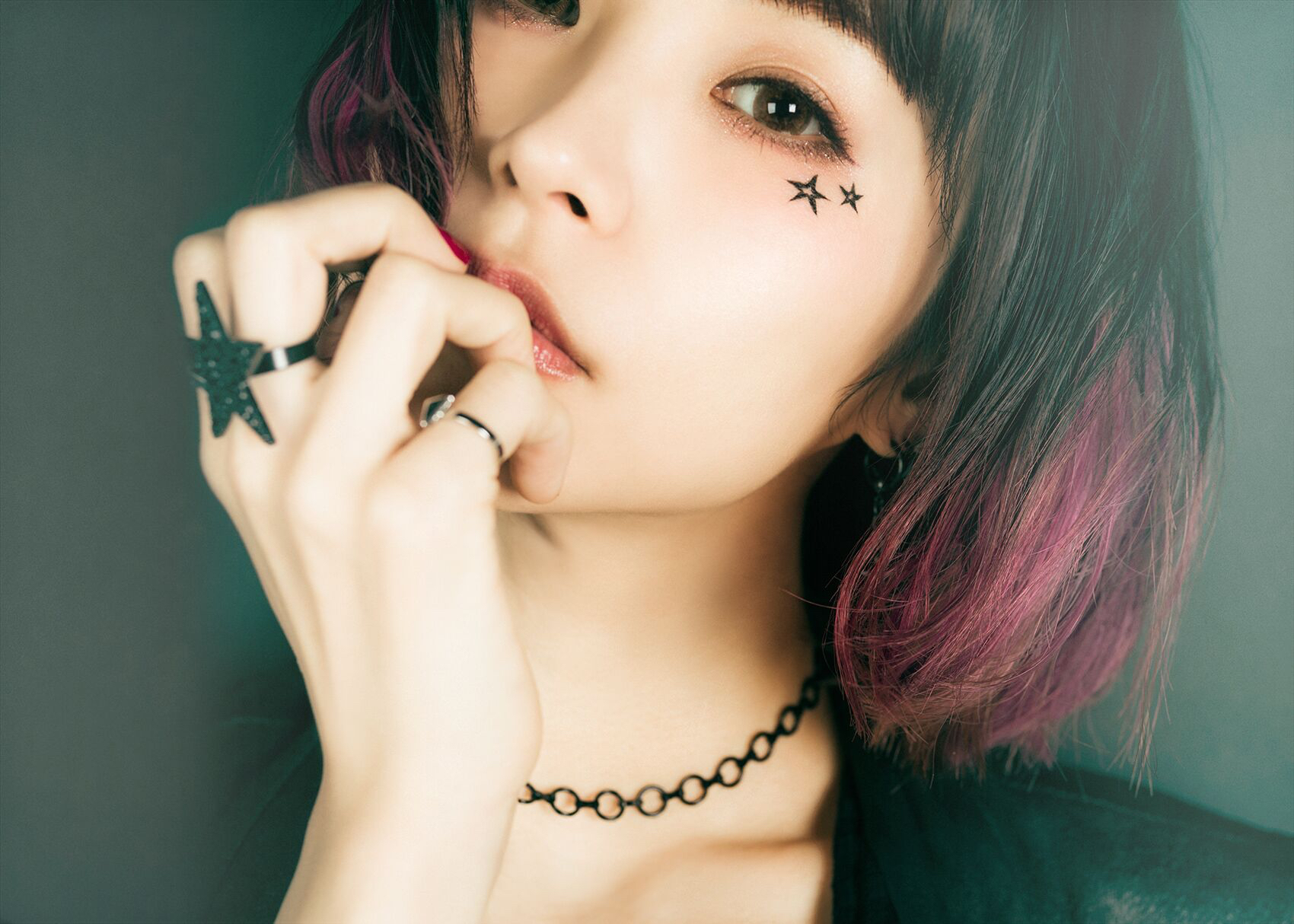  p>lisa,本名织部里沙,1987年6月24日出生于日本岐阜县,日本女歌手.