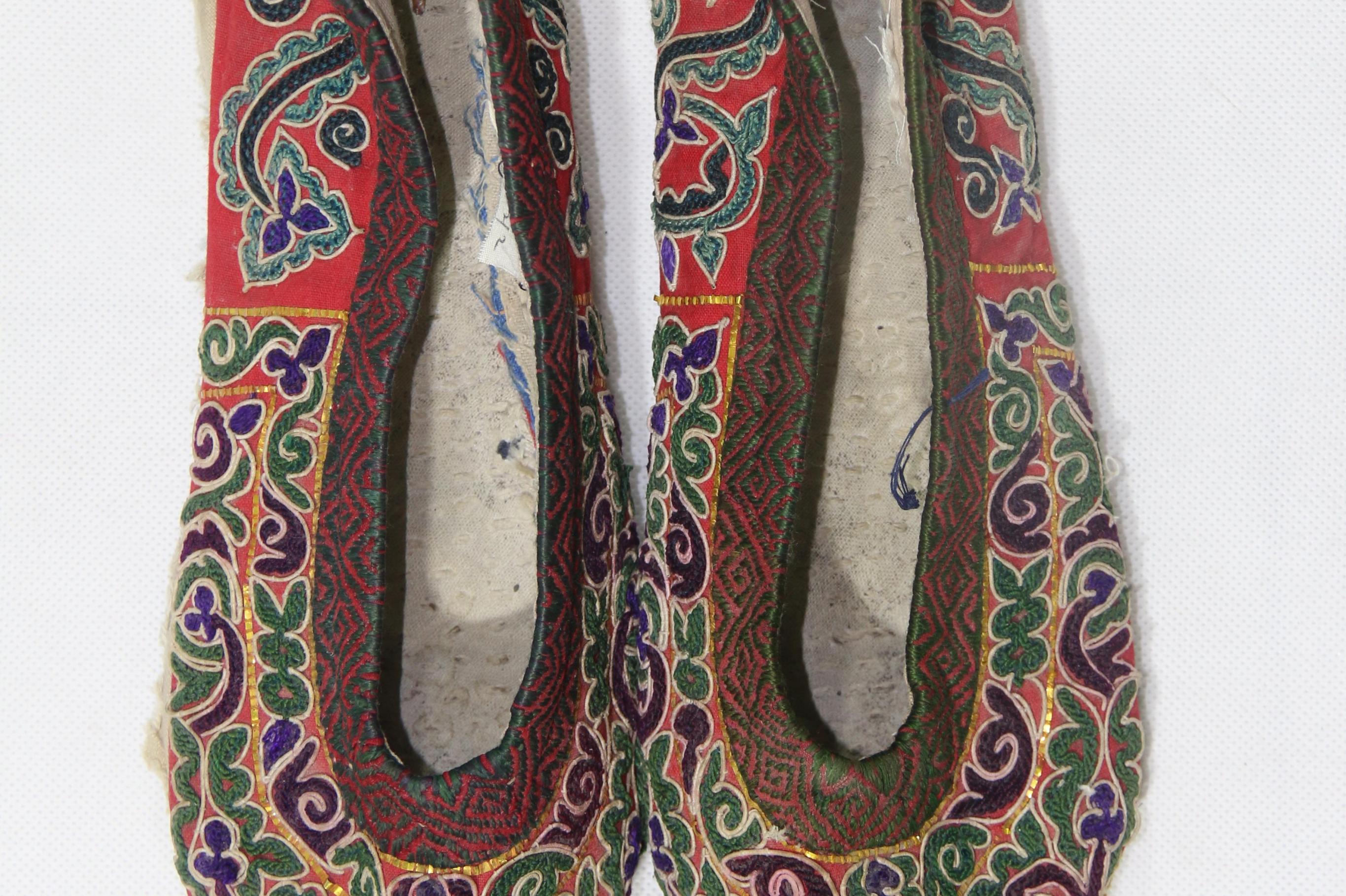 当代三都水族马尾绣花卉纹布鞋