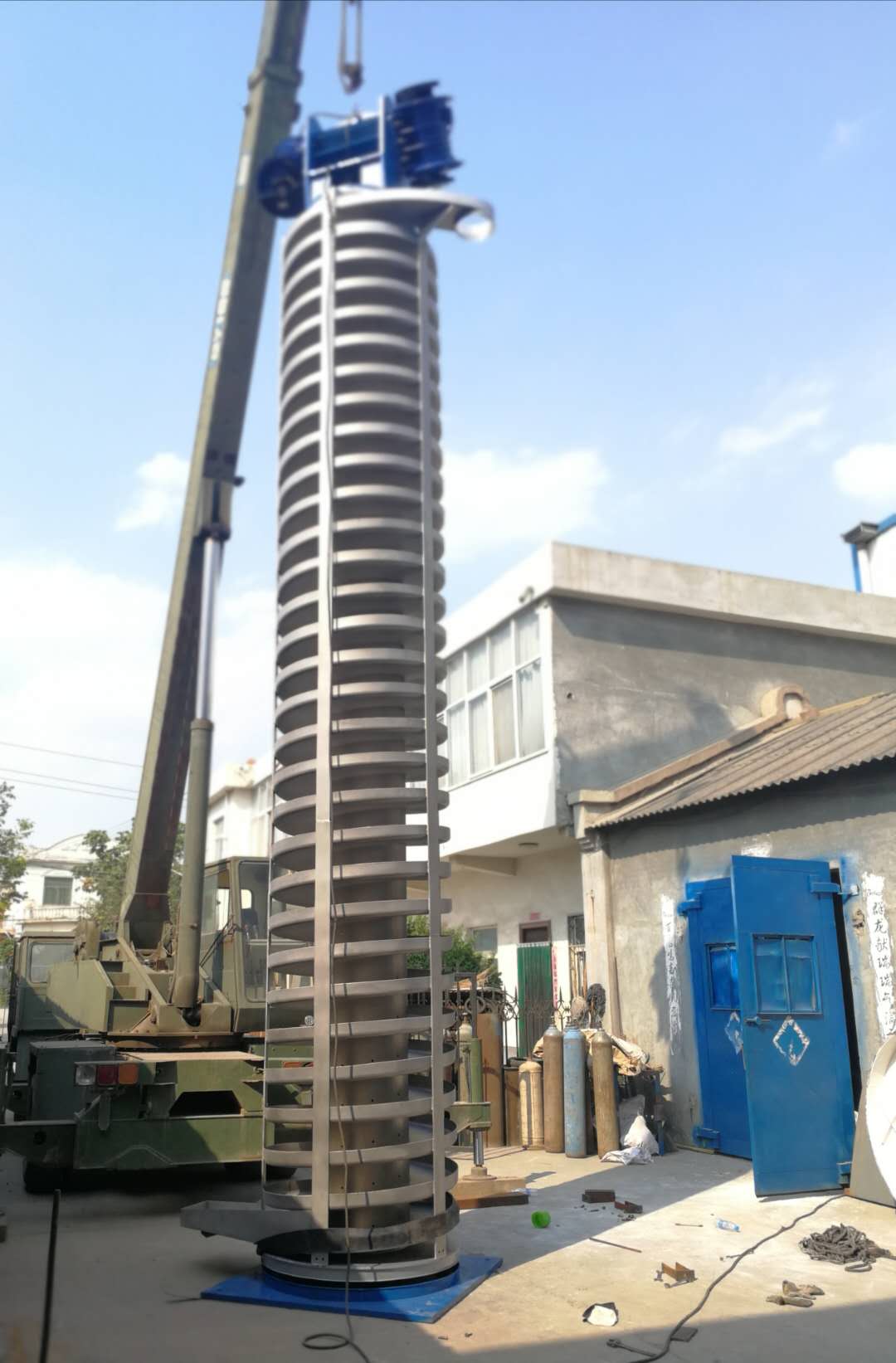 电机振动垂直提升机