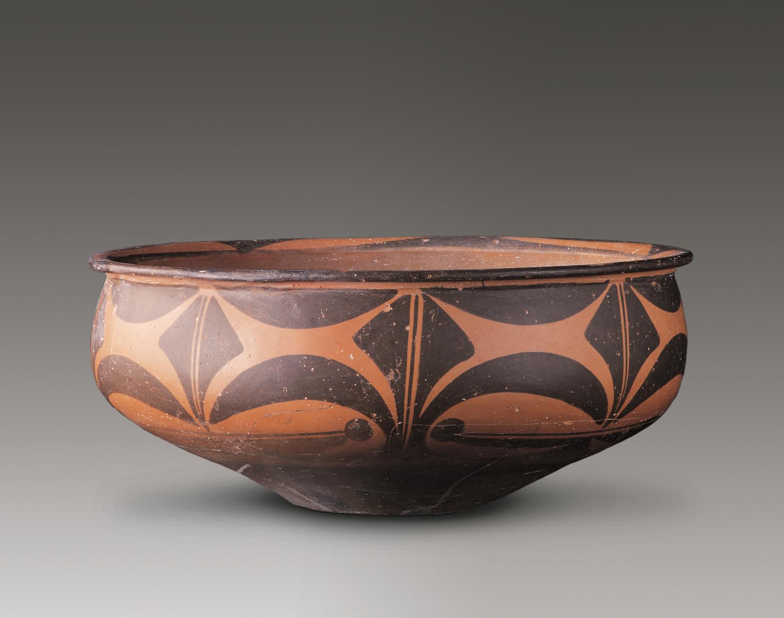  p>弧边三角纹彩陶盆是仰韶文化庙底沟类型(距今5500年前)时期的一件