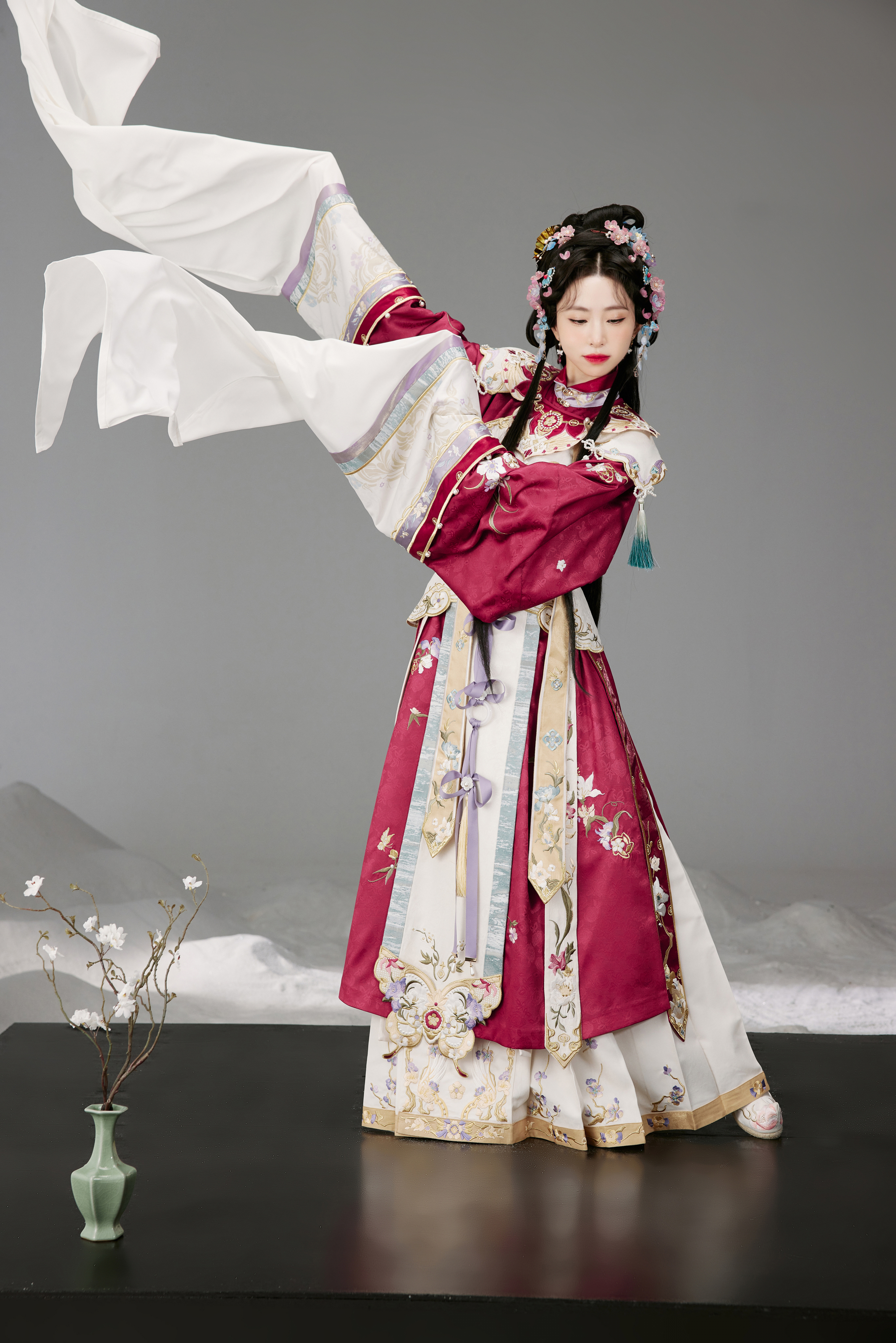 作为中国浪漫新汉服品牌,十三余品牌创立