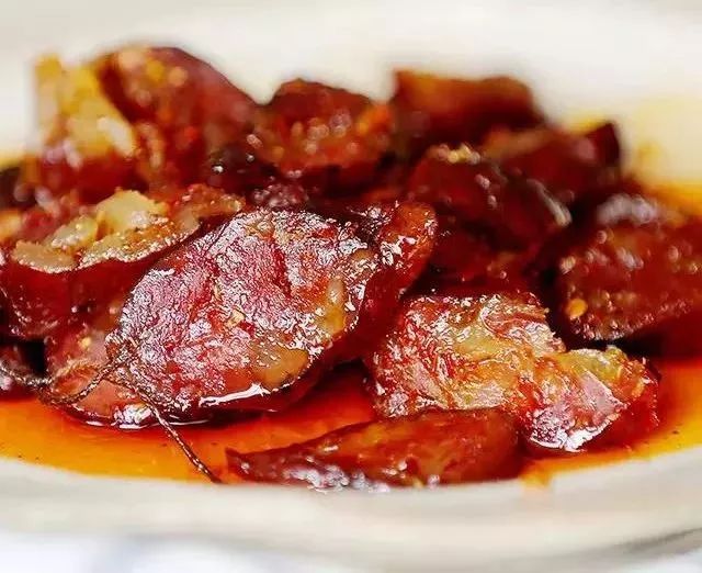  p>龙山香肠是吉林省辽源市的一个地方特产,其色泽枣红,结构紧实,刀