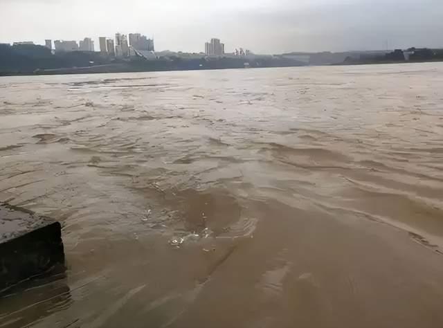 长江天价捞尸人：要价3.6万，一天曾救13人，臭味要花几天才洗掉_百科TA说