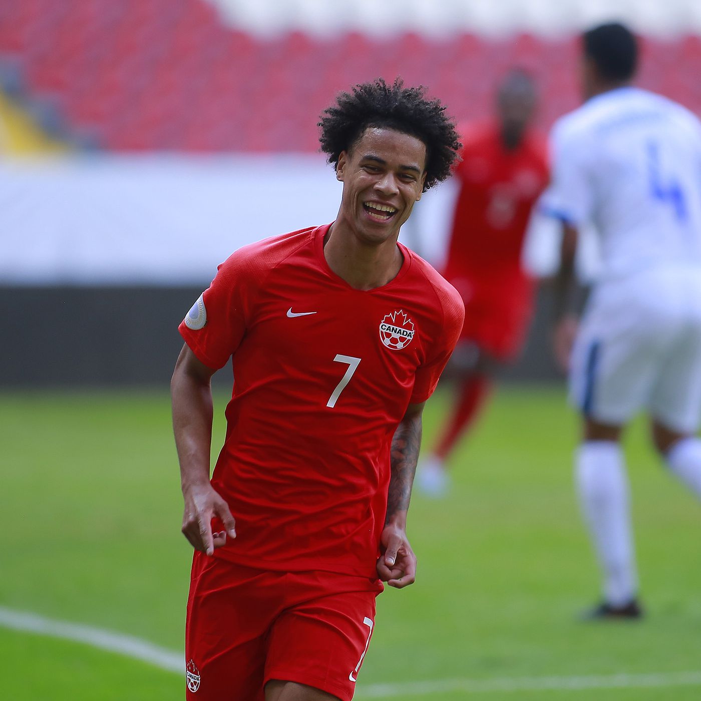  p>泰扬·布坎南(tajon buchanan),1999年2月8日出生,加拿大足球运动