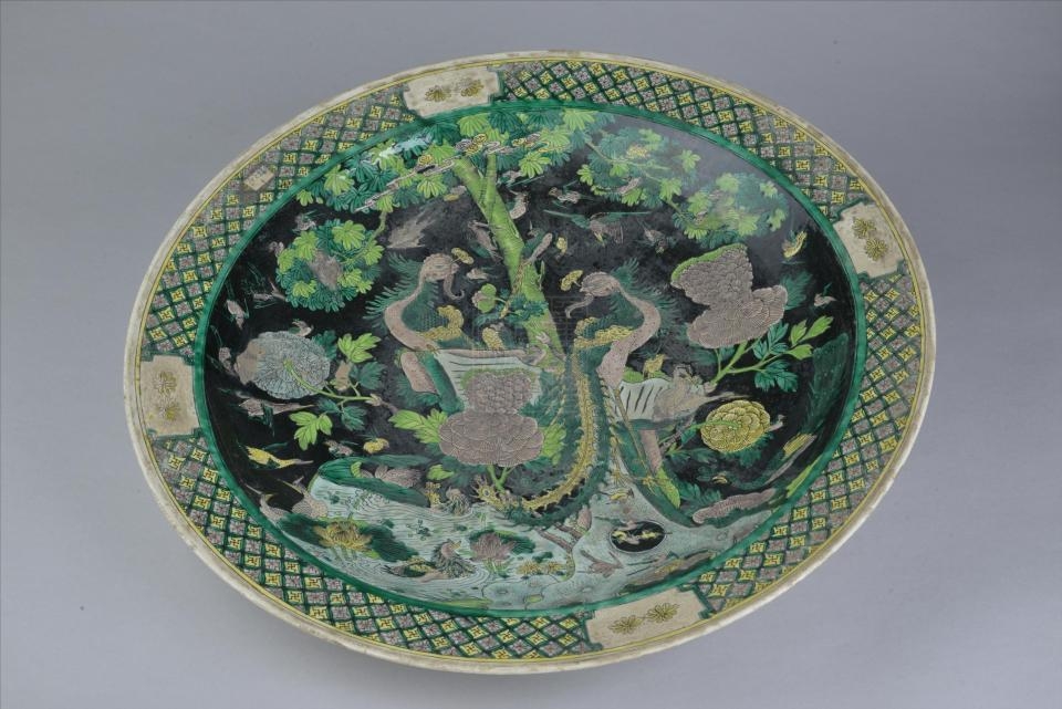  p>民国康熙款素三彩五伦图大瓷盘是重庆中国三峡博物馆收藏的瓷器.