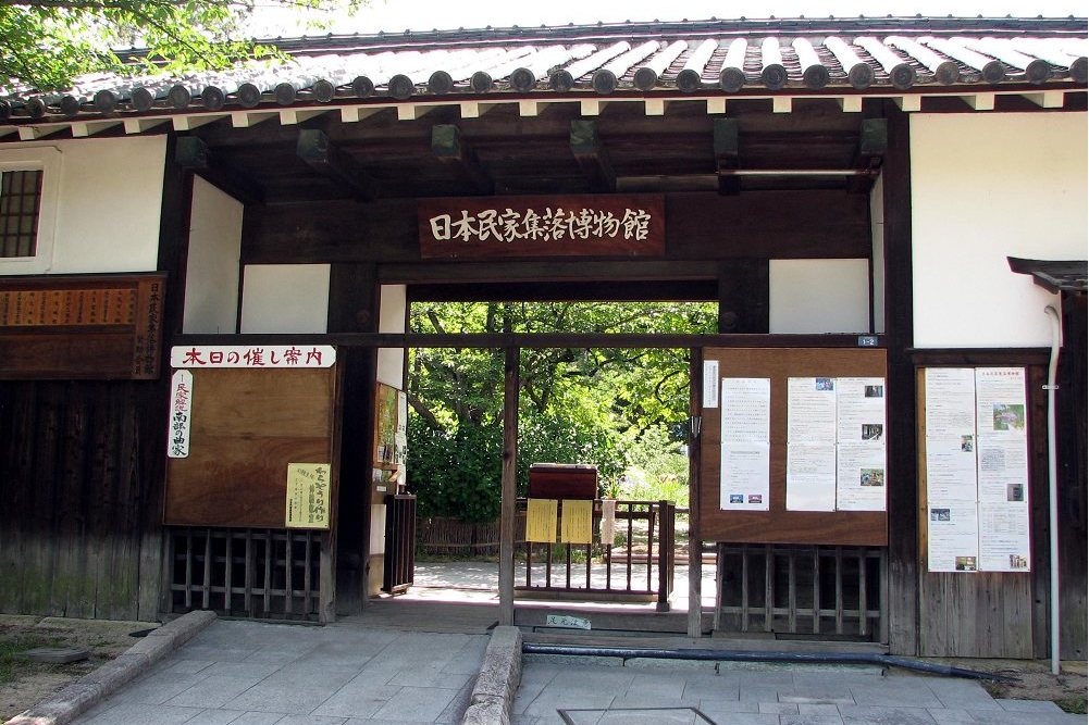日本民房村落博物馆,移筑并复原了江户时代(1603-1867)的12栋民家宅院