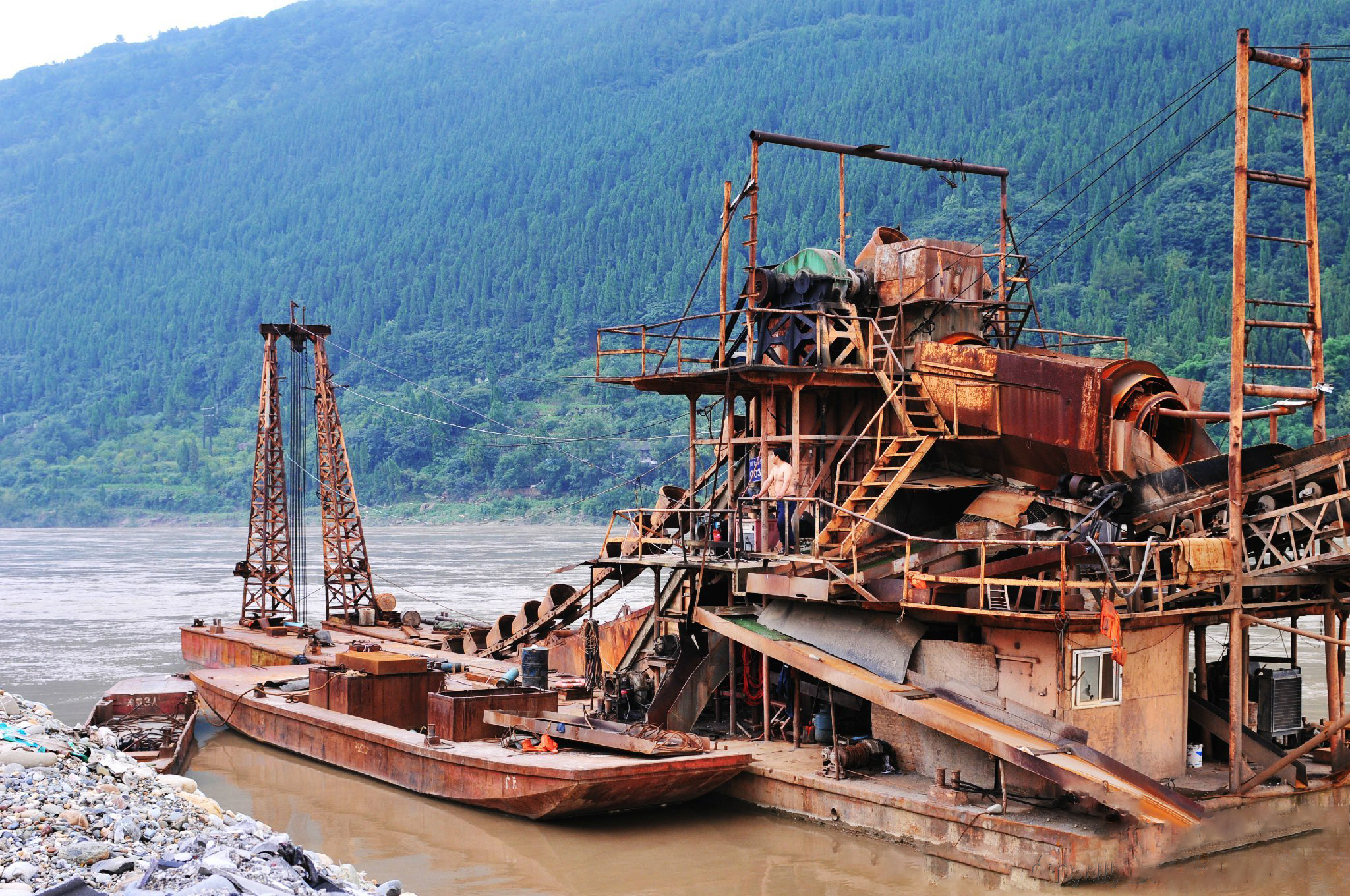  /a>的一种,也是挖沙船的一种变形产品,淘金船在一些地方又称作采金船