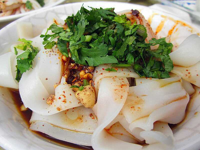 此外,在云南文山地区,人们还喜欢在食用凉卷粉时配上凉鸡( a target="