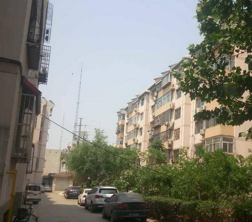  p>欣园小区位于一号桥轻轨站旁,小区环境优雅,交通便利,周边配套设施