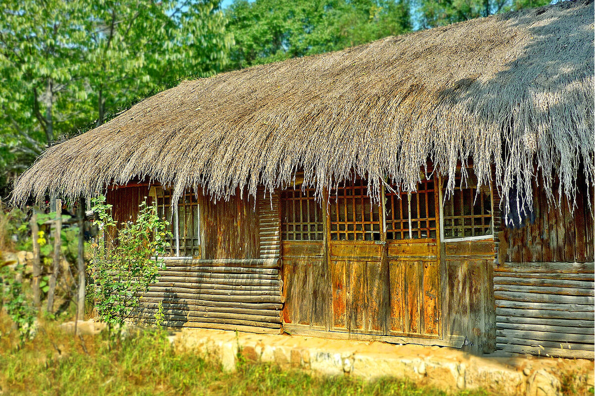 是因为穷人没有能力去建造更好的房屋才产生的一种房屋,因其茅草不