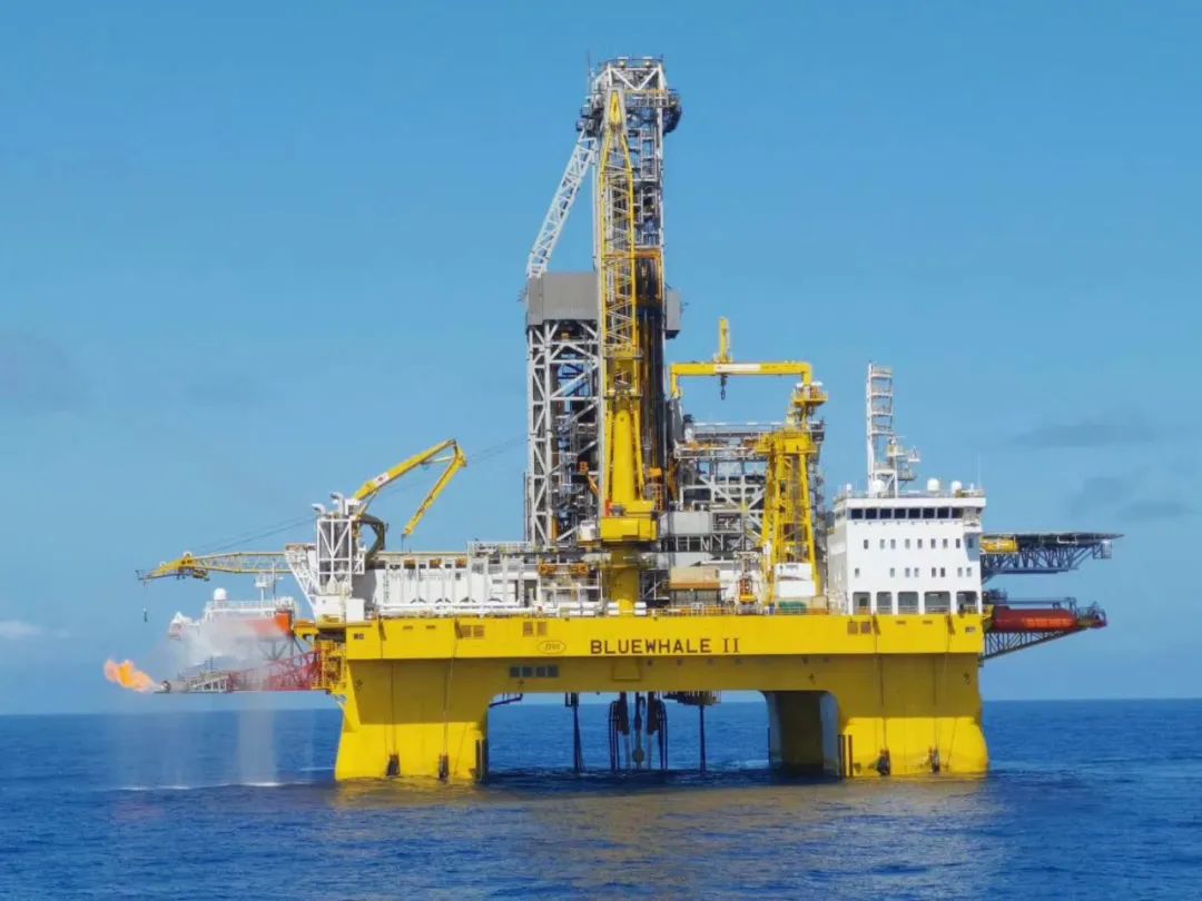 4万吨,可抵御15级以上的飓风,可在全球95%的海域作业. /p> p>