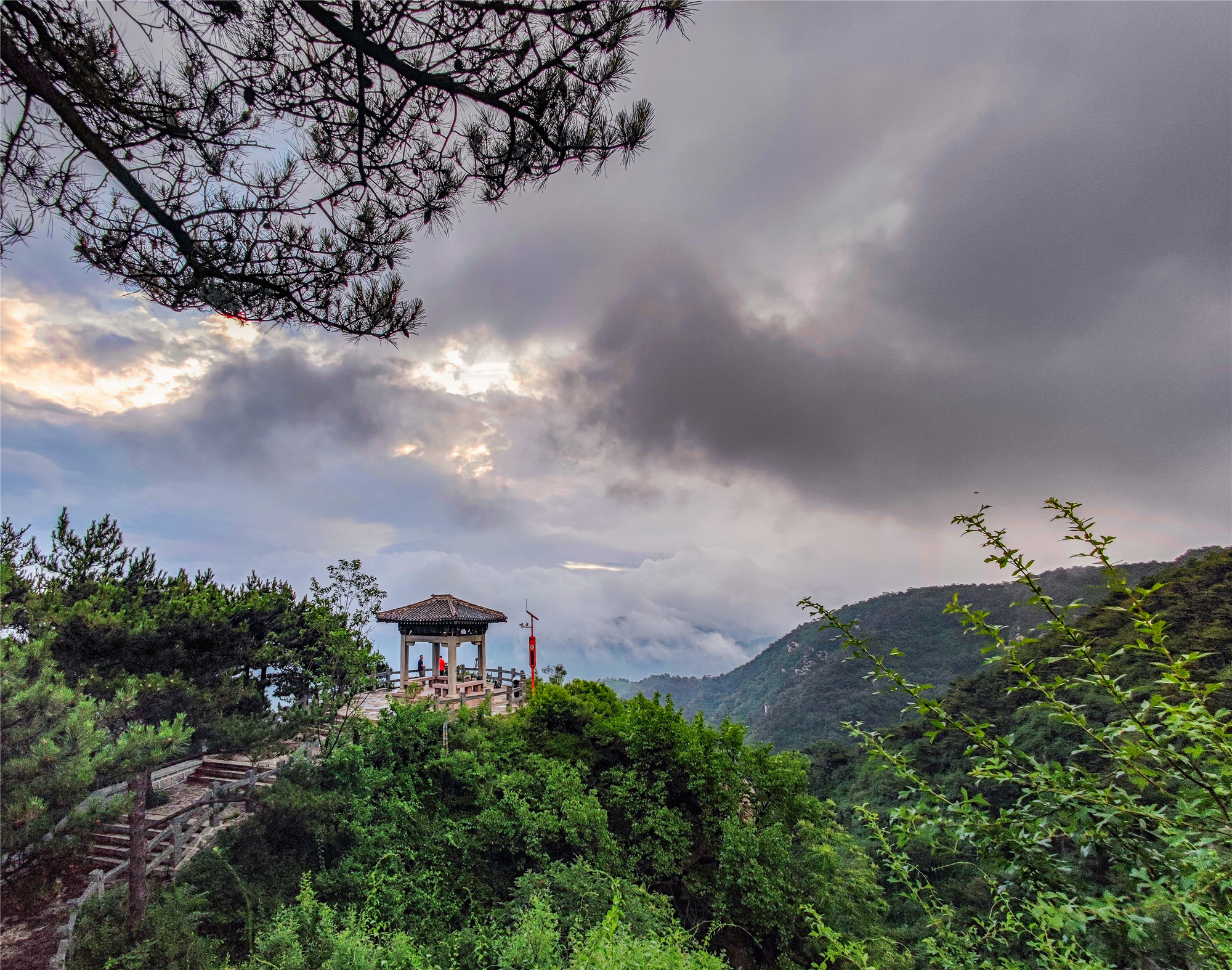  p>跑马岭·森林部落是山东首家森林部落主题度假区,地处跑马岭景区