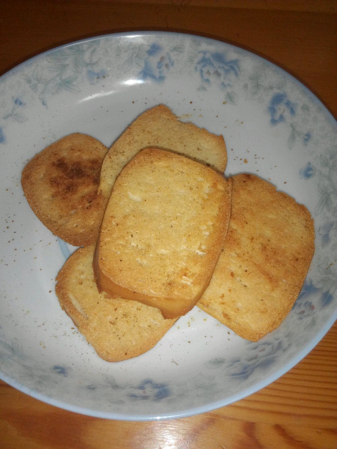  p data-id="tspv2syls4vu">电饼铛烤馍片是一道以馒头为主料制作的