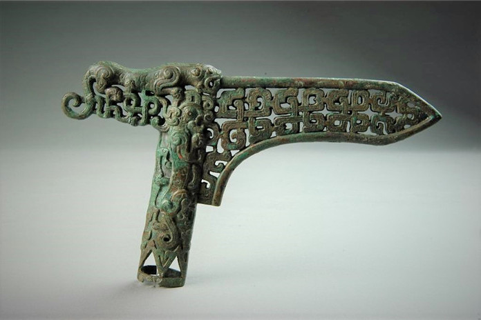 龙虎纹镂空仪仗铜戈