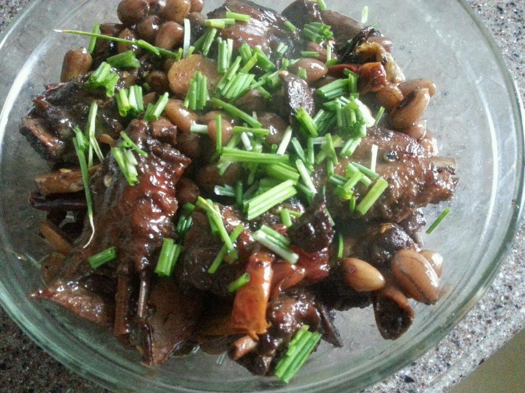  p>鸭腿煮花生米是一道美食,主要制作材料有咸鸭腿,花生等. /p>