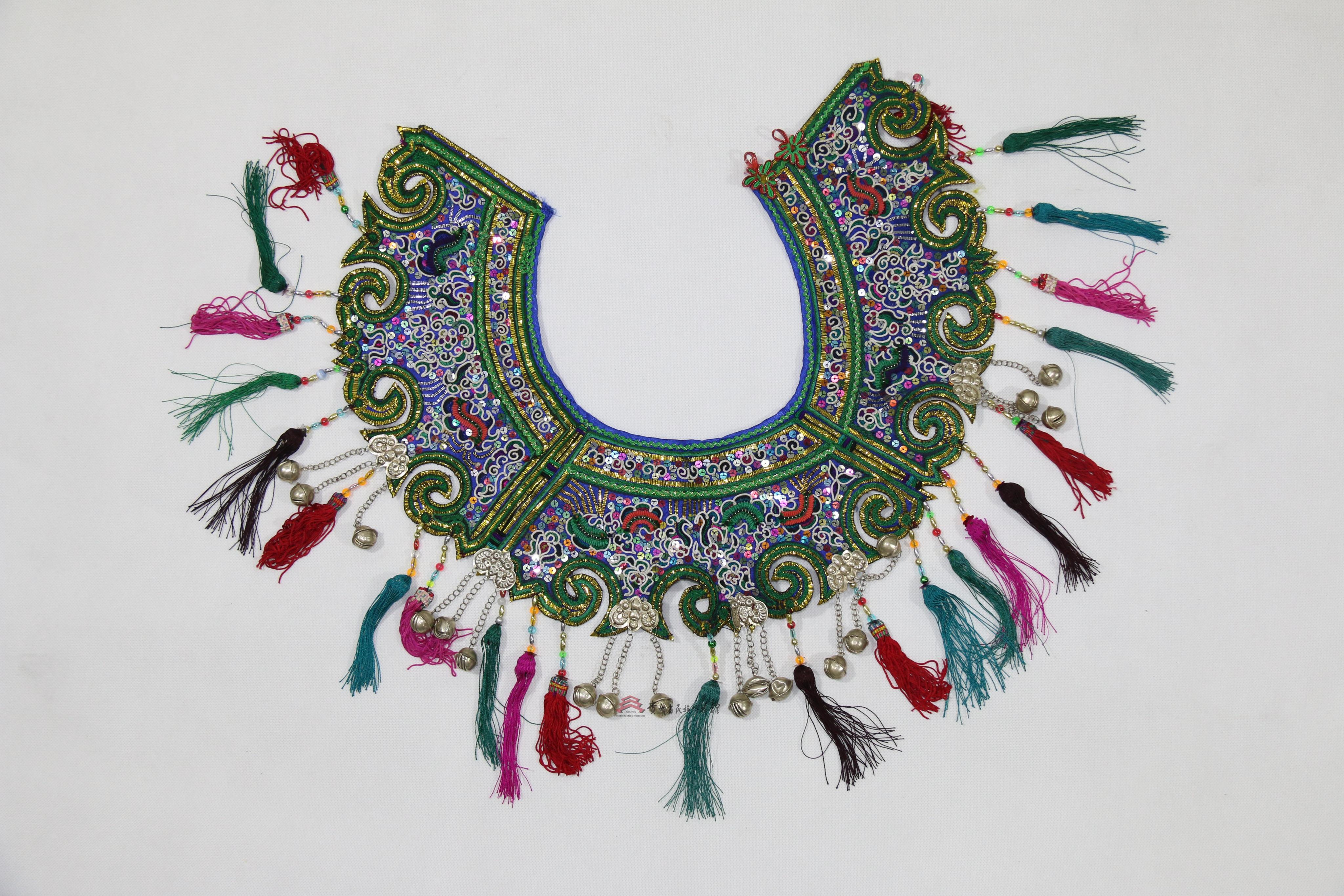 九潮侗族缠绣龙纹响铃云肩