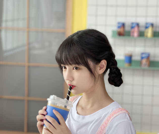  p data-id="gnvg9ukbnb">饭思思,出生于江西省