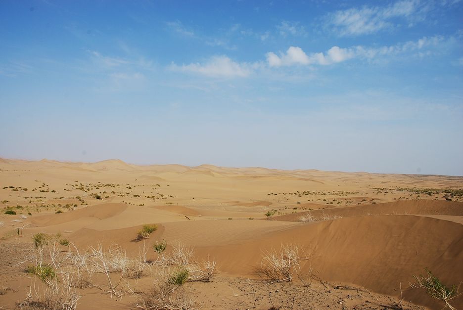 后退而形 成的 a target="_blank" href="/item/山麓剥蚀面/2768928"