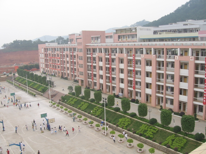 学校成立于1978年8月,原名藤城中学,有挂榜校区富吉校区两个校区.