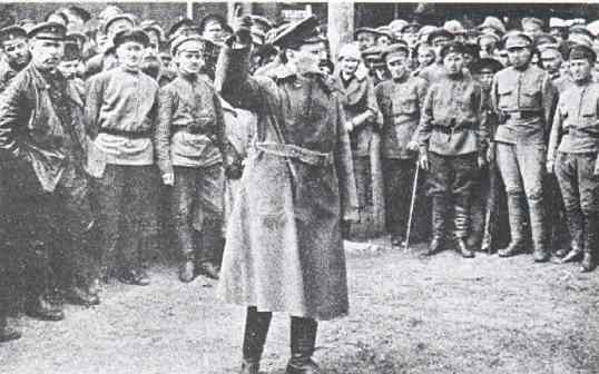<p>1918年托洛茨基向红军战士讲话。