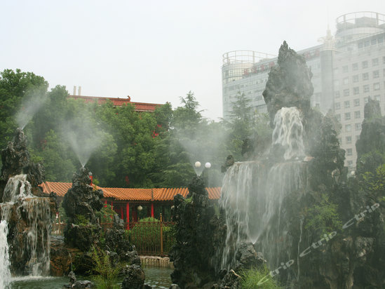  p>武汉湖滨花园酒店按五星级标准建造,位于 a href="#" data-lemmaid