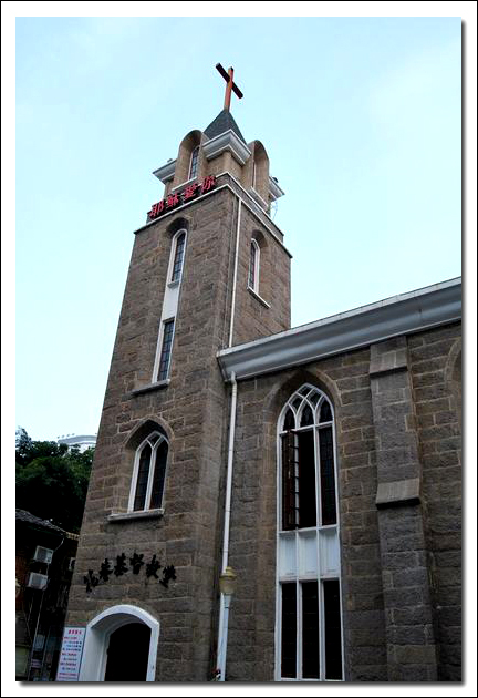  p>花巷基督教堂坐落于福州市鼓楼区东街口地段,花巷7号.