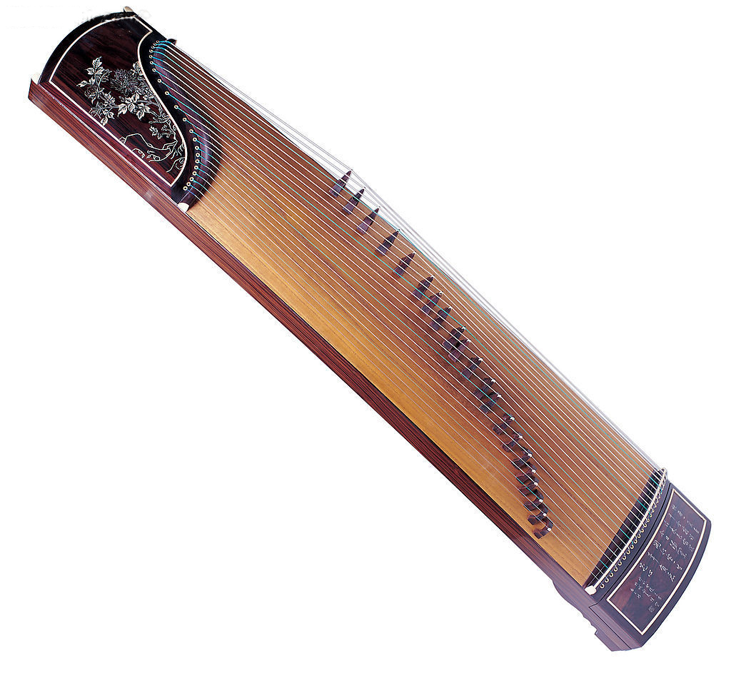  p>十三弦古筝是十三弦的大型筝,演奏以跪坐的方式用右手的前三指演奏