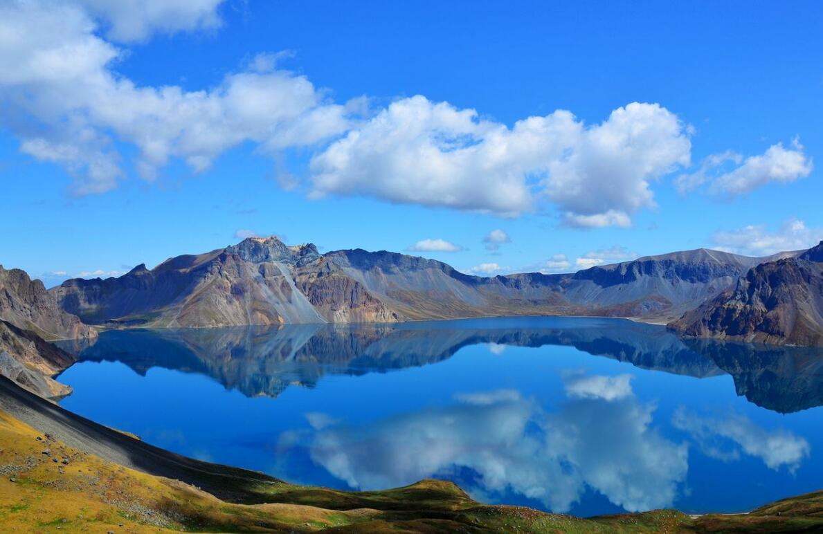  p>长白山天池(changbai mountain pool in the sky),又称白头山天池