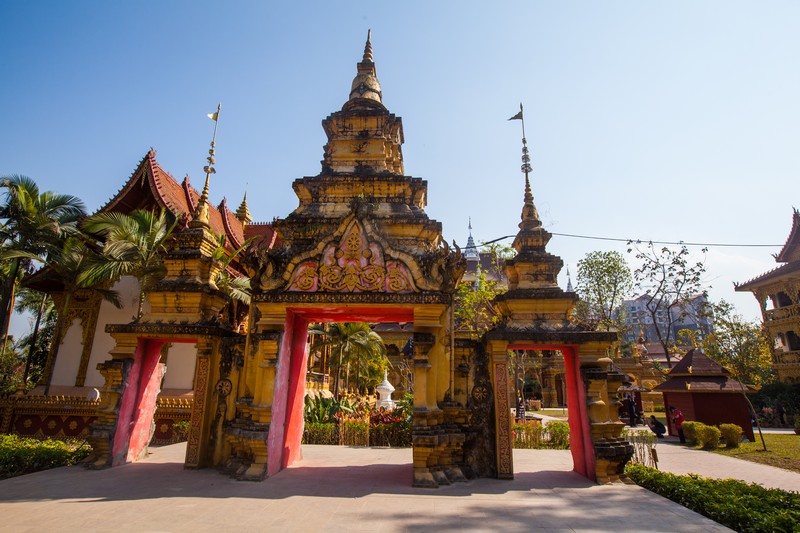 (景洪大金塔寺),位于云南省西双版纳州景洪市允景洪街道告庄西双景