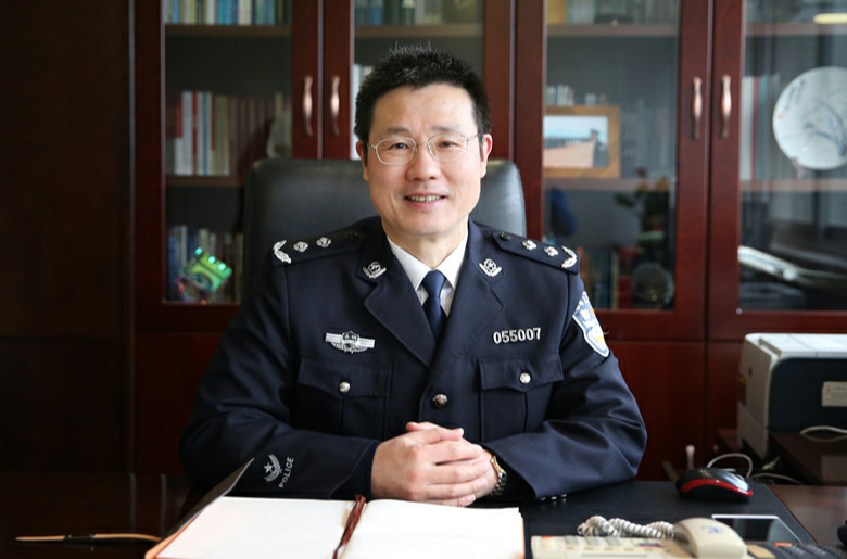 data-lemmaid="3655620">硕士学位 /a>,研究员,专业技术三级警监