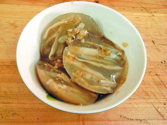  p>土笋冻是一种由特有产品土笋加工而成的冻品,晶莹透明,鲜嫩脆滑