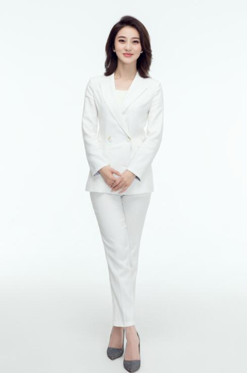 出生于山东济南,济南电视台首席节目主持人,毕业于中国传媒大学, a