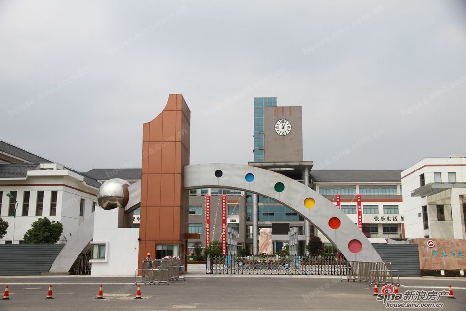  p>木渎实验小学,学校有教职工135人,其中中学高级职称的教师9名,具有