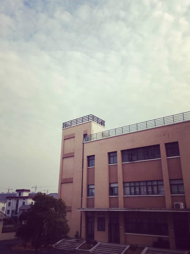 中学位于京杭古运河畔,国学大师章太炎的故乡——仓前镇,原为仓前中学