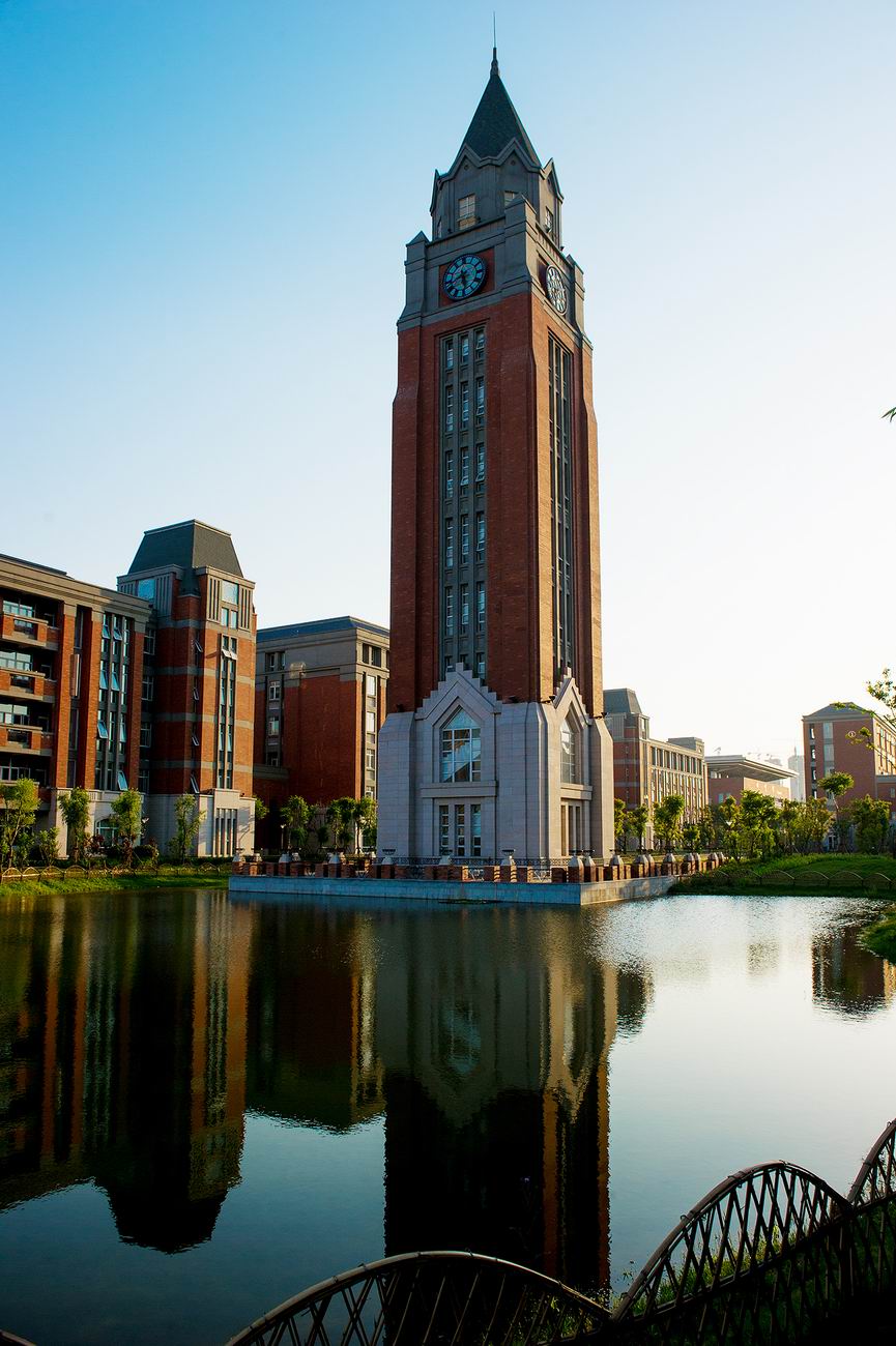  p>江苏省锡东高级中学,是国家级示范性高中,江苏省首批四星级高中.