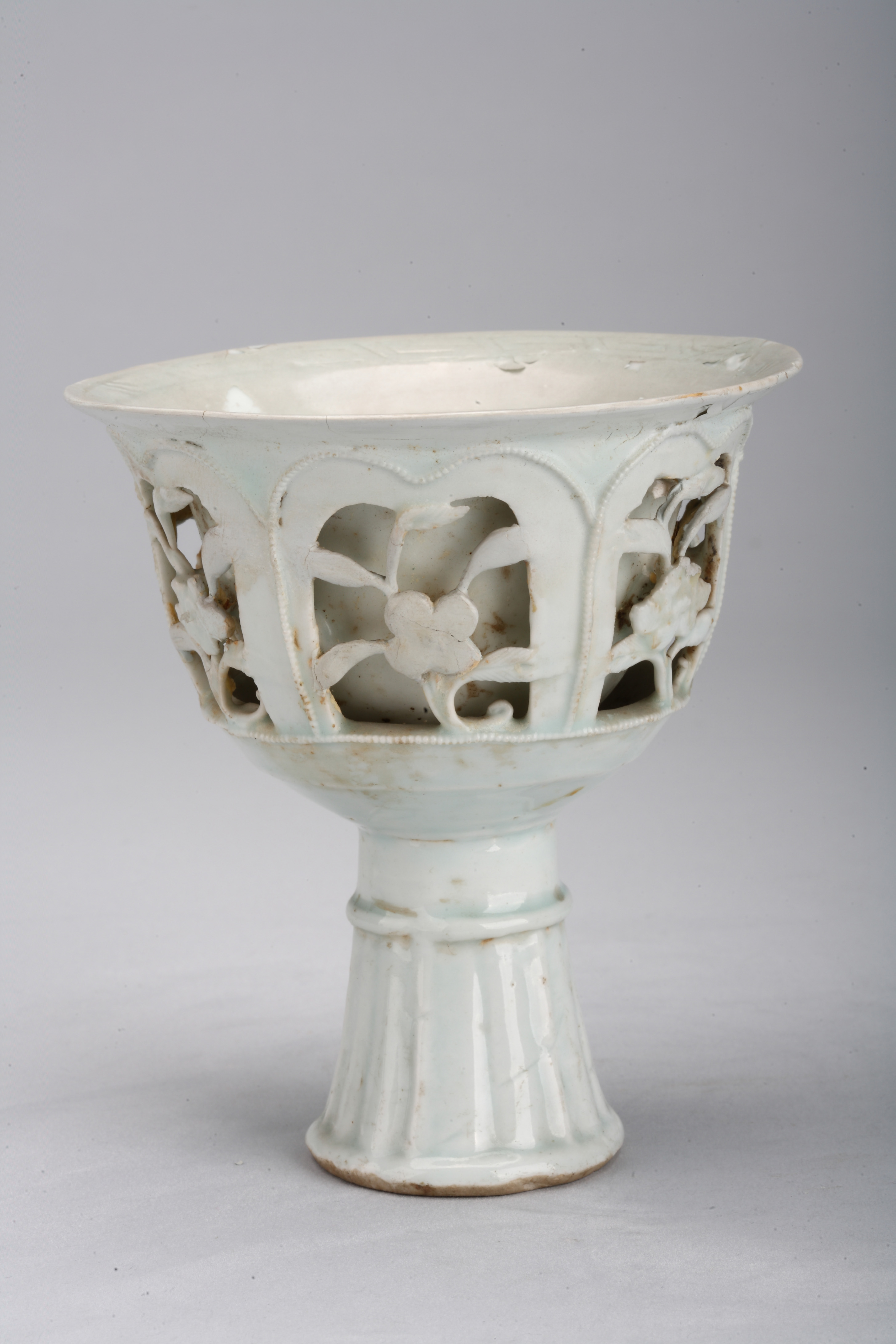 的陶瓷器,杯敞口外撇,深腹,喇叭形,高圈足胎色灰白,致密厚重,施青白釉