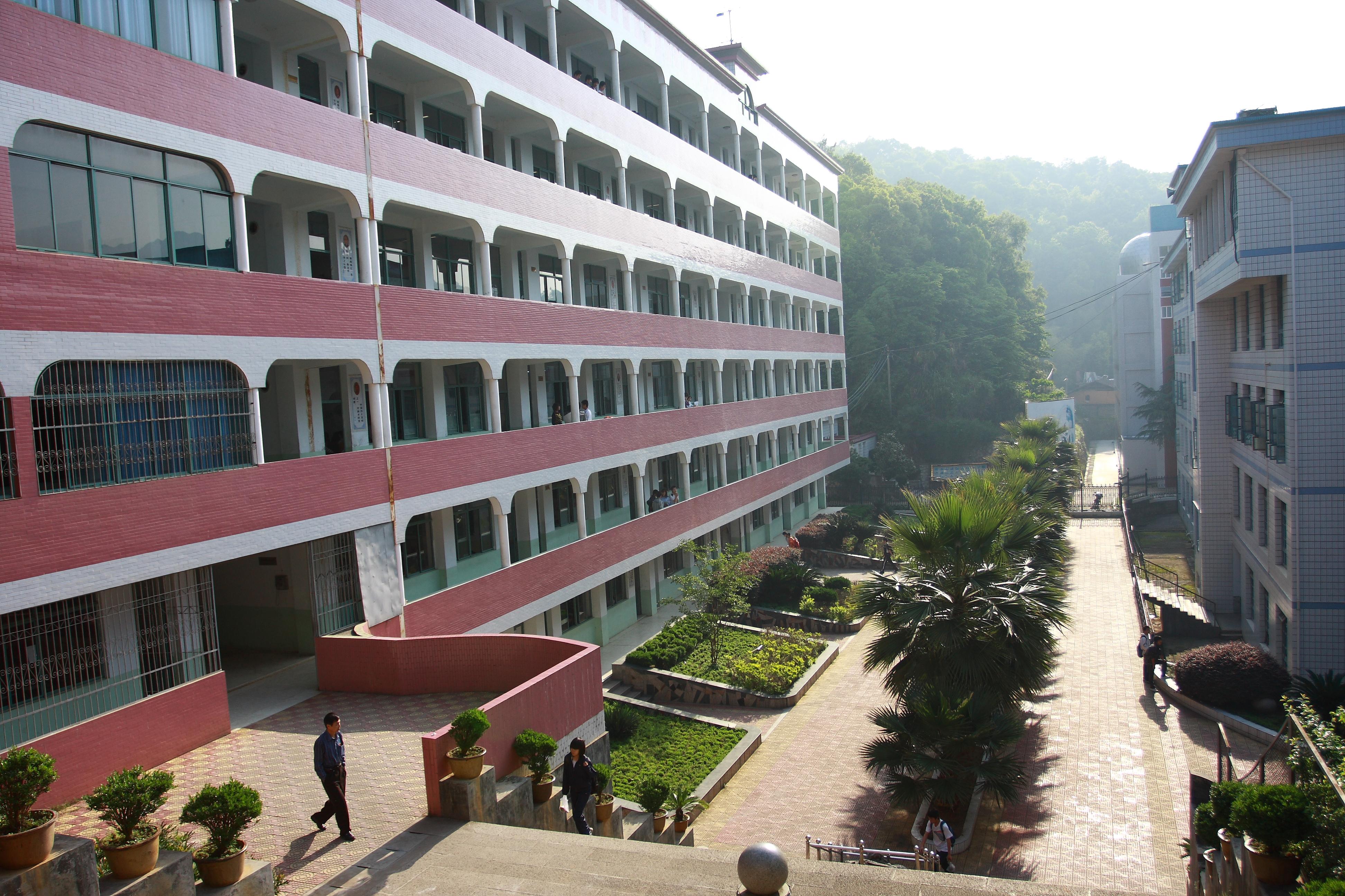 1925年春建校,初为政和初级中学,1958年成立高中部,更名为政和一中