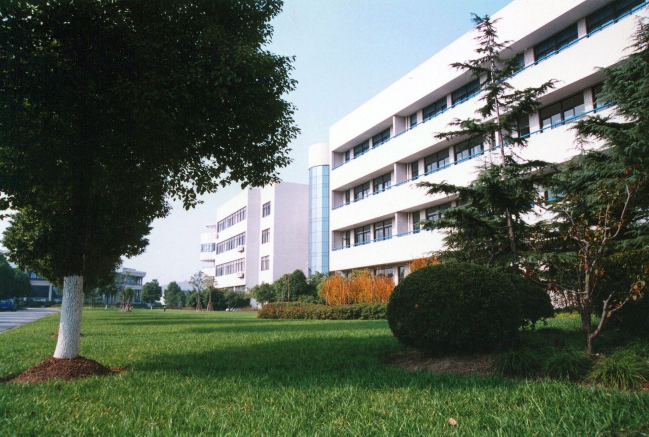  p>上海市育才中学为静安区的一所实验性示范性高中,建校于1901年.