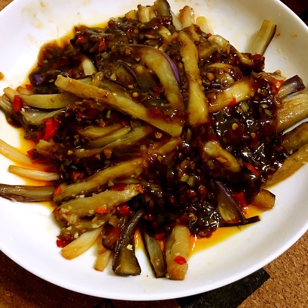  p>泡椒菊花茄是一道美食,主要食材有长茄子,调料有葱,姜,蒜等,该美食