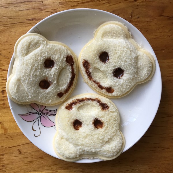  p data-id="gn6ofcueeg">小熊三明治是以面包,果酱为主要材料制作而