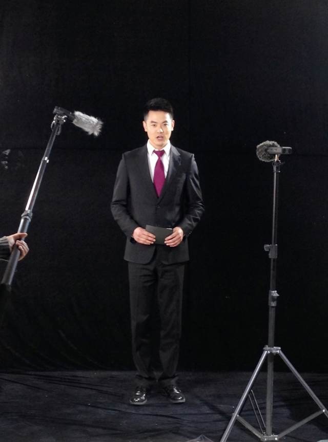 ">赵小龙,中英双语 a target="_blank" href="/item/主持人/4690681"